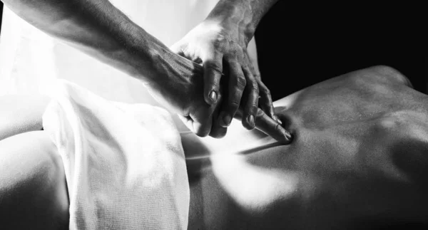 Frauenmassage Mädchenmassage Massage Schönheitsbehandlungskonzept Herapie Körperpflege Massage Schwarz Weiß — Stockfoto