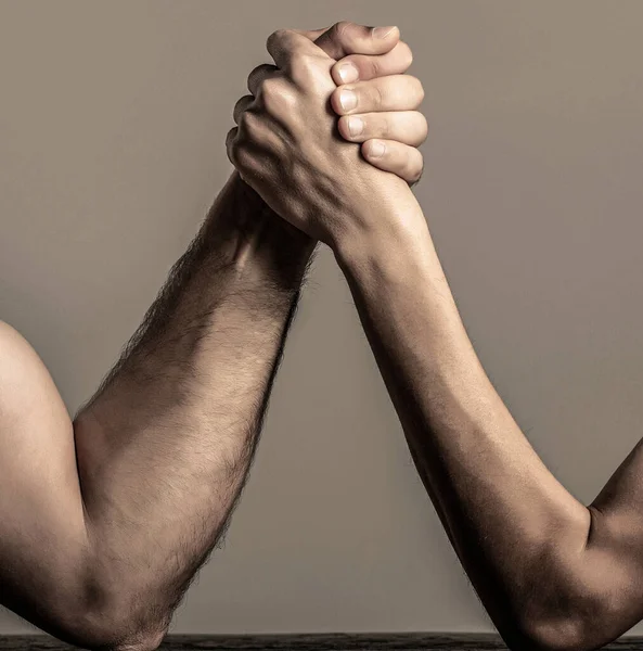 Dua Tangan Pria Menggenggam Tangan Gulat Kuat Dan Lemah Pertandingan — Stok Foto