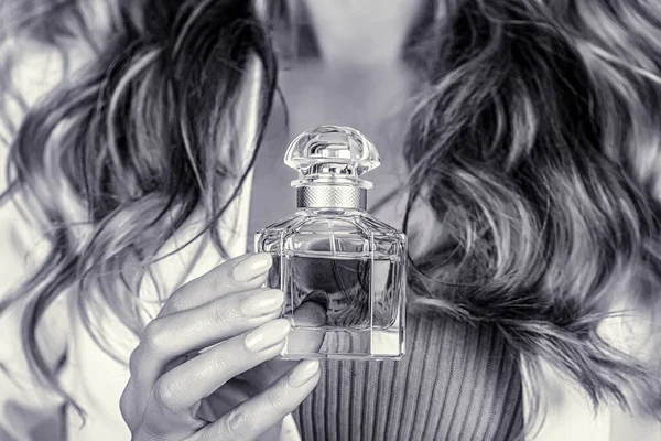 Parfum Fles Vrouw Spray Aroma Een Vrouw Met Een Parfumflesje — Stockfoto