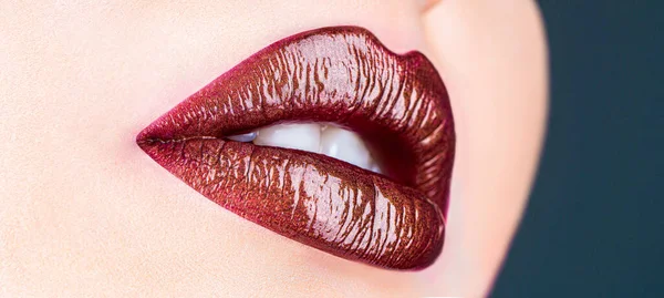 Nahaufnahme Sexy Pralle Weiche Lippen Dunkelbrauner Lippenstift Professionelles Make Lipgloss — Stockfoto