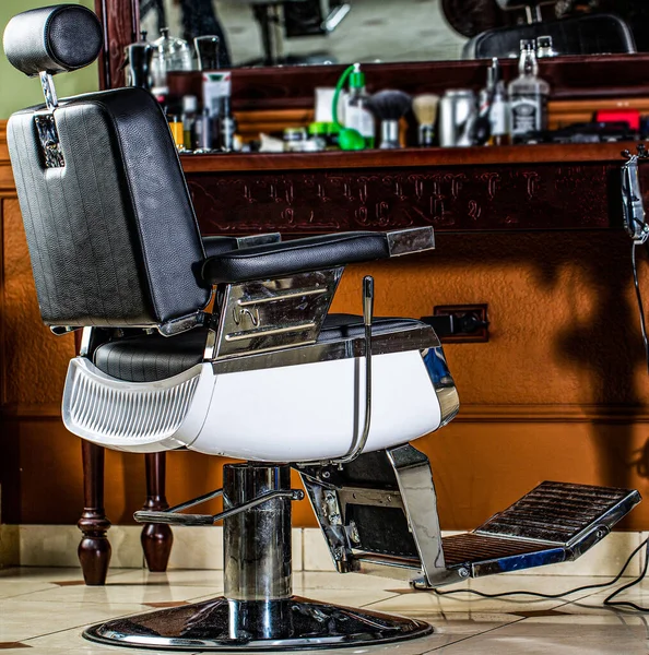 スタイリッシュなヴィンテージの理容室の椅子 理髪店のテーマ 理容室のインテリアのプロの美容師 理髪店の椅子 理容室アームチェア 現代的な美容室 男性用理容室 — ストック写真