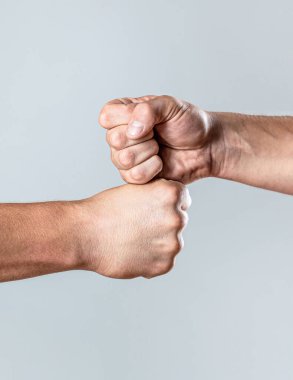 Dostça tokalaşma, dostça selamlaşma. İki el, izole edilmiş kol. Adam yumruk tokuşturuyor. Takım konsepti. İnsanlar yumruklarını birbirine vuruyor, kollarını..