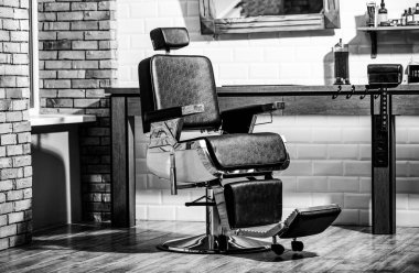 Berber koltuğu, modern kuaför, kuaför, erkekler için berber dükkanı. Şık, klasik berber koltuğu. Siyah ve beyaz.