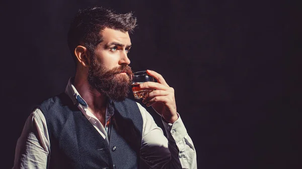 ソムリエは高価な飲み物を好みます ウイスキーのガラスとエレガントなスーツの髭のビジネスマン — ストック写真