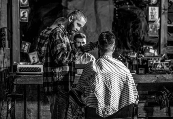 Bärtiger Mann Friseurladen Haircut Konzept Friseurhände Mit Haarschneidemaschine Schwarz Weiß — Stockfoto