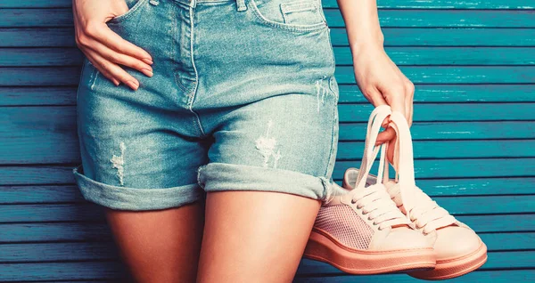 Mädchen Mit Einer Schönen Figur Jeans Shorts Und Rosa Schuhen — Stockfoto