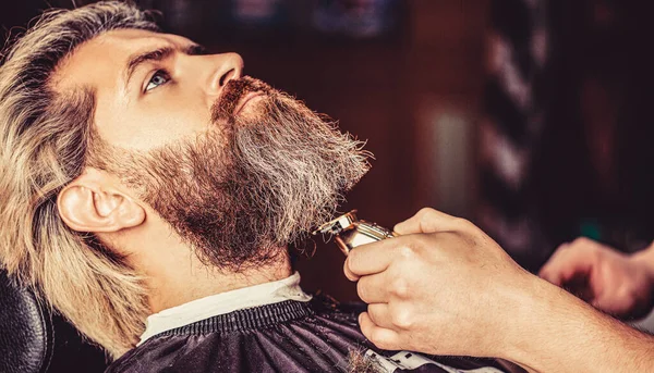 Mãos Cabeleireiro Com Cortador Barba Close Homem Barbudo Barbearia Homem — Fotografia de Stock