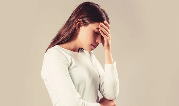 Brunette Vrouw Aanraken Van Haar Slapen Gevoel Stress Grijze Achtergrond — Stockfoto