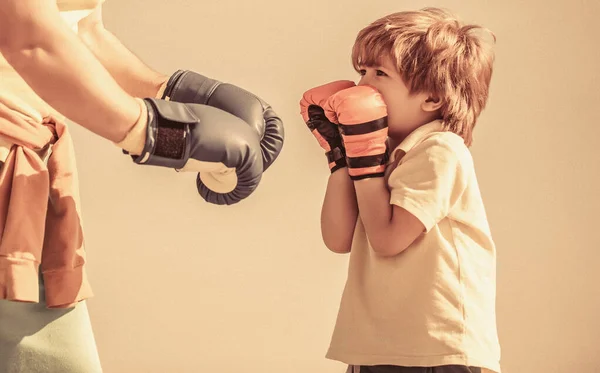 Menino Fazendo Exercícios Boxe Com Avô Pai Está Treinar Seu — Fotografia de Stock