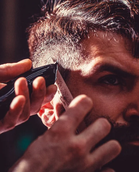 Barbeiro Trabalha Com Cortador Cabelo Cliente Hipster Cortar Cabelo Mãos — Fotografia de Stock
