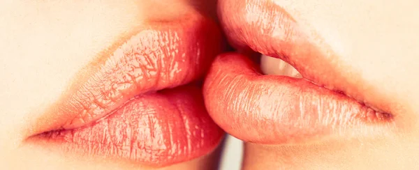 Lesbiska Par Kysser Läppar Passion Och Sensuell Beröring Närbild Kvinnor — Stockfoto