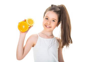 Turunçgil portakal meyvesi tutan bir genç. Portakallı, limonlu, greyfurtlu, vitaminli güzel bir kız. Küçük kız elinde büyük, sulu bir portakal tutuyor. Küçük kız beyaz arka planda limon tutuyor ve yiyor..