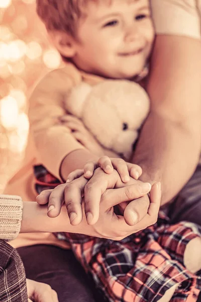 Bebek elinin ebeveynlerin eline geçmesini istiyorum. Birlik, destek, koruma, mutluluk kavramı. Çocuk eli ebeveynlere yakın çekim.