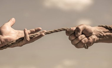 Kurtarma, yardım, el hareketlerine yardım. Çekişme savaşı. İp, ip. El ele tutuşmak, tırmanma ipi, güç ve kararlılık..
