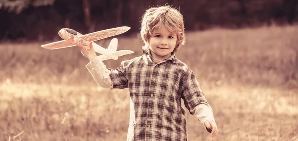 孩子们在玩快乐的孩子在户外玩耍 快乐的男孩玩飞机 带着飞机的小男孩小孩梦想成为一名飞行员 — 图库照片