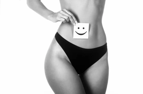 手に幸せな笑顔の顔を持つ黒のパンティー保持カードで美しいフィットスリムボディと健康的な女性の閉鎖 胃の健康 良い消化コンセプト 黒と白 — ストック写真