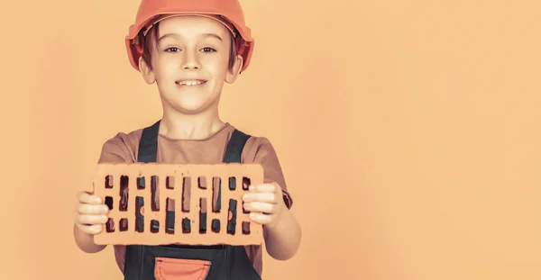 Kleine Bouwer Helm Kind Verkleed Als Arbeider Bouwer Kleine Jongen — Stockfoto