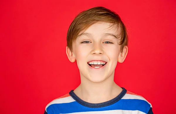 Portret Szczęśliwego Pięknego Chłopca Szczęśliwy Młody Chłopiec Odizolowanym Czerwonym Tle — Zdjęcie stockowe