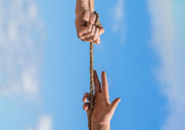 Kurtarma, yardım, el hareketlerine yardım. Savaş halatı çekişmesi. İp, ip. El ele tutuşmak, tırmanma ipi, güç ve kararlılık..
