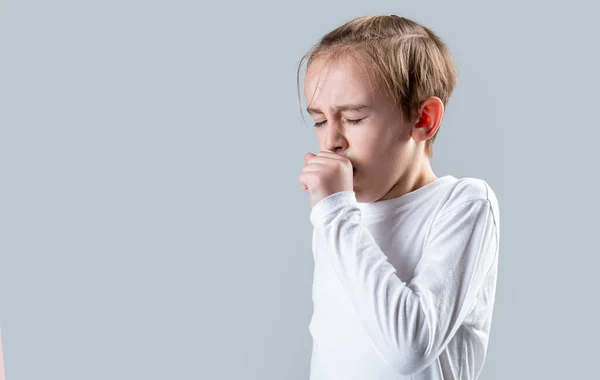Chico Tosiendo Resfriados Enfermos Estornudando Tos Niño Enfermó Con Virus —  Fotos de Stock
