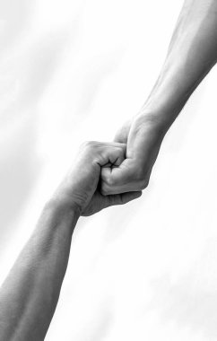 El çabukluğu, destek. Yardım kolunu ve uluslararası barış ve destek gününü kapatın. Mavi gökyüzü arkaplanının elleri. Siyah ve beyaz.