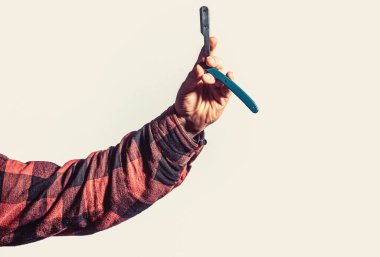 Dostum, el, düz jilet. Berber dükkanını ziyaret eden bir müşteri. Keskin berber, berber, takım elbise. Eski bir berber dükkanı, eski bir berber dükkanı