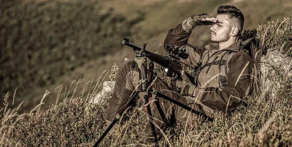ハンターマン 狩猟期間 銃を持った男 ハンターが狙ってる 標的に照準を合わせろ その男は狩りをしている 狩猟用ライフル — ストック写真