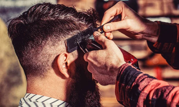 理发师与理发师合作 Hipster的客户正在理发理发师的手与头发剪 关闭关闭 理发店里有胡子的男人在理发店拜访理发师的男人 — 图库照片