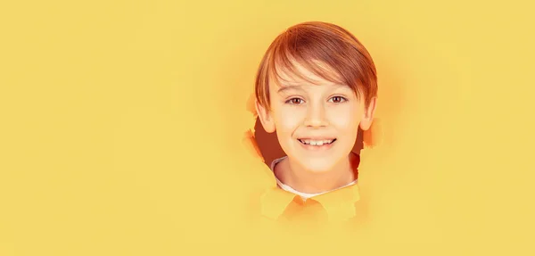 Niño Positivo Con Dentadura Sonrisa Agradable Cara Mantiene Través Agujero —  Fotos de Stock