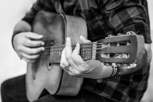Mans Ręce Grające Gitarze Akustycznej Zbliżenie Gitary Akustyczne Grają Koncepcja — Zdjęcie stockowe