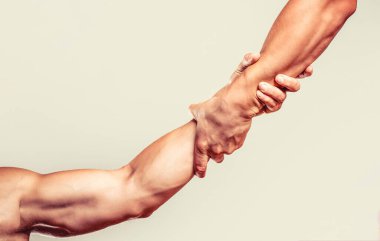 Yardım elini kapat. İki el, bir arkadaşın koluna yardım, takım çalışması. El kavramına ve uluslararası barış ve destek gününe yardım etmek. Yakın çekim..
