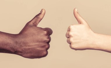 Afrika erkek eli baş parmağını gösteriyor. Siyah ve beyaz eller birlikte görünüyor. Kadın elleri baş parmağını kaldırıyor. Siyahların hayatı önemlidir. Destek desteği.