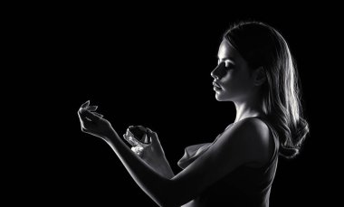 Parfüm şişesi olan kadın. Parfüm şişesi kadın parfümü kokusu. Kadın parfüm şişesi tutuyor. Kadın parfümleri sunar. Siyah ve beyaz.