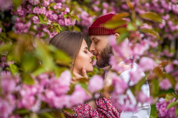 연인들 공원에서 포옹하고 키스하는 행복이라는 야외를 좋아하는 스타일의 패션계 남녀의 — 스톡 사진