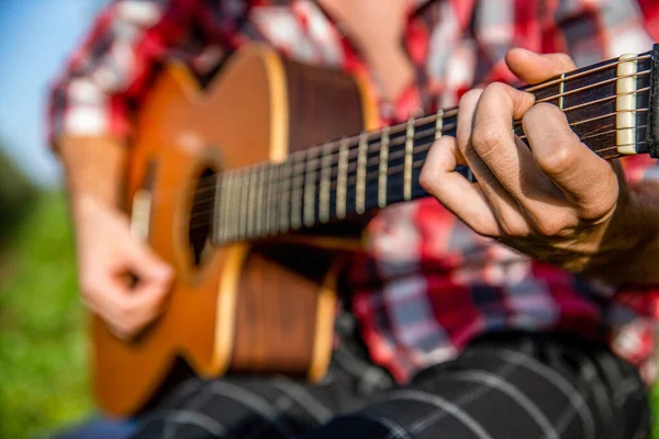 Gitara Akustyczna Mężczyzna Muzyk Gra Gitarze Instrument Muzyczny Mans Ręce — Zdjęcie stockowe