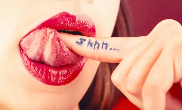 Κοντινά Όμορφα Χείλη Σέξι Παχουλά Χείλη Γυμνό Κραγιόν Σςς Γυναικεία — Φωτογραφία Αρχείου