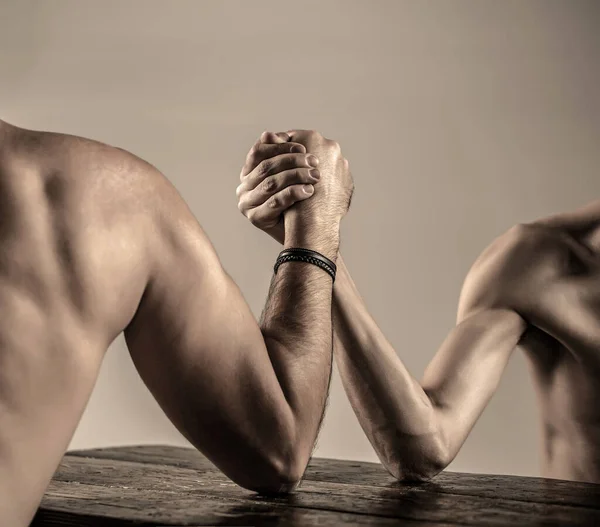 2人の男性の手が腕のレスリング 不平等な試合を分類した 腕のレスリング 腕は細い手をレスリング スタジオで大きな強い腕 — ストック写真