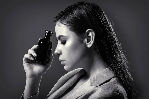 Piękna Dziewczyna Używająca Perfum Kobieta Butelką Perfum Kobieta Prezentuje Zapach — Zdjęcie stockowe