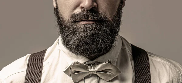 Mężczyzna Koszuli Poprawia Swój Kolorowy Krawat Portret Przystojnego Brodatego Mężczyzny — Zdjęcie stockowe