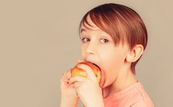 Αγοράκι Τρώει Μήλο Και Χαμογελάει Αγόρι Χαμογελάει Και Έχει Υγιή — Φωτογραφία Αρχείου