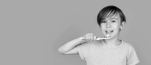 Chłopiec Szczoteczka Biała Pasta Zębów Opieka Zdrowotna Higiena Jamy Ustnej — Zdjęcie stockowe