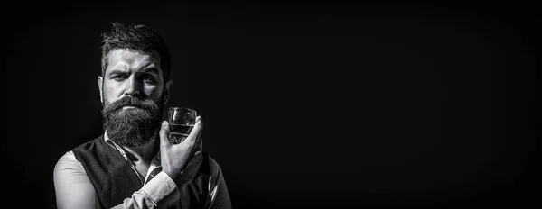 Łyk Whisky Portret Mężczyzny Gęstą Brodą Macho Pije Facet Brodą — Zdjęcie stockowe