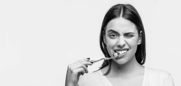 Środowisko Zdrowia Stomatologicznego Portret Uśmiechniętej Uroczej Kobiety Trzymającej Szczoteczkę Zębów — Zdjęcie stockowe