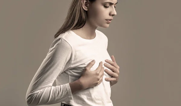 Menina Sentindo Dor Coração Segurando Seu Peito Cuidados Saúde Conceito — Fotografia de Stock