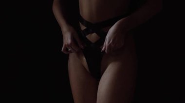 İç çamaşırlı kız. Siyah külotlu kadın cesedi. Kadın vücudu. Şehvetli bir bel. Zarif siyah iç çamaşırlı seksi kadın. Seksi vücut, ince bel, seksi kız. Siyah iç çamaşırlı seksi genç kadın..
