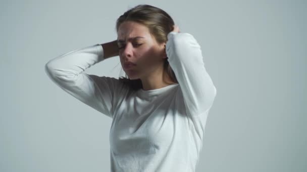 Mulher Que Sofre Dor Cabeça Desesperada Estressada Porque Dor Enxaqueca — Vídeo de Stock