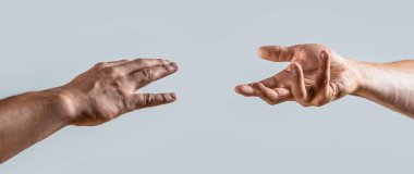 İki el, bir arkadaşın koluna yardım, takım çalışması. Kurtarma, el hareketlerine yardım etme. El konseptine yardım etmek, destek olmak. Dostane bir tokalaşma. İki el, el sıkışın..