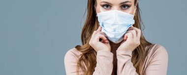 Tıbbi maske takan bir kadın. Corona virüsü için ameliyat maskesi takan bir kadın. Virüs önleyici maske takan bir kadın. Koruyucu Maske Giyen Kız.
