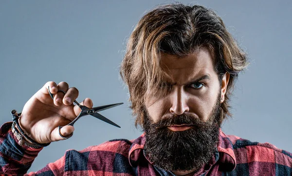 Männchen Friseursalon Haarschnitt Rasieren Bärtiger Mann Isoliert Auf Grauem Hintergrund — Stockfoto