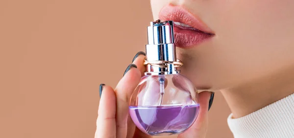 セクシーな唇だ ピンクの唇 濃い赤の口紅でセクシーなふっくりとした柔らかい唇のクローズアップ 香水を使用して美しい女の子 香水のボトルを持つ女性 女性は香水の香りを提示 — ストック写真